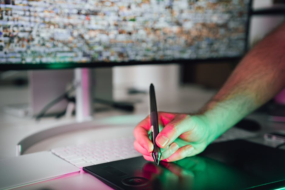 Digitalni dizajner radi na grafičkom tabletu u modernom radnom prostoru