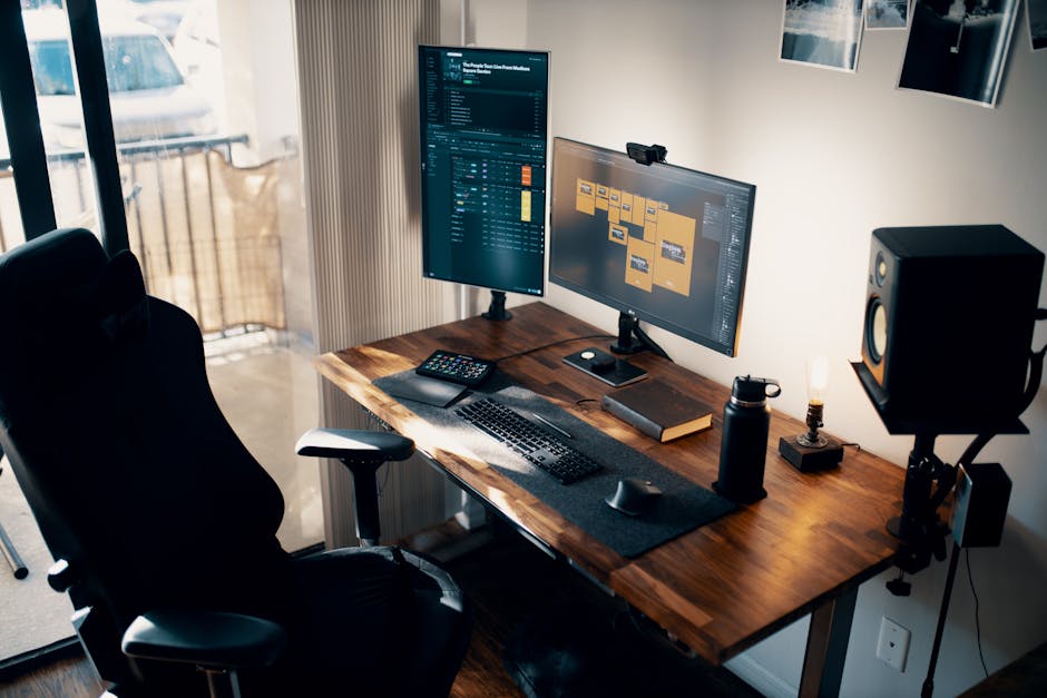 Moderni uredski setup s dual monitorima i ergonomskom stolicom